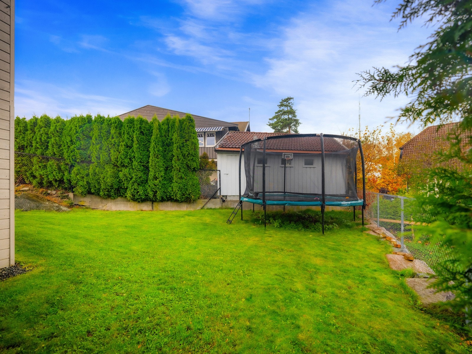 Hagen er romslig og pent opparbeidet hage med god plass til lek og aktiviteter. Galleribilde