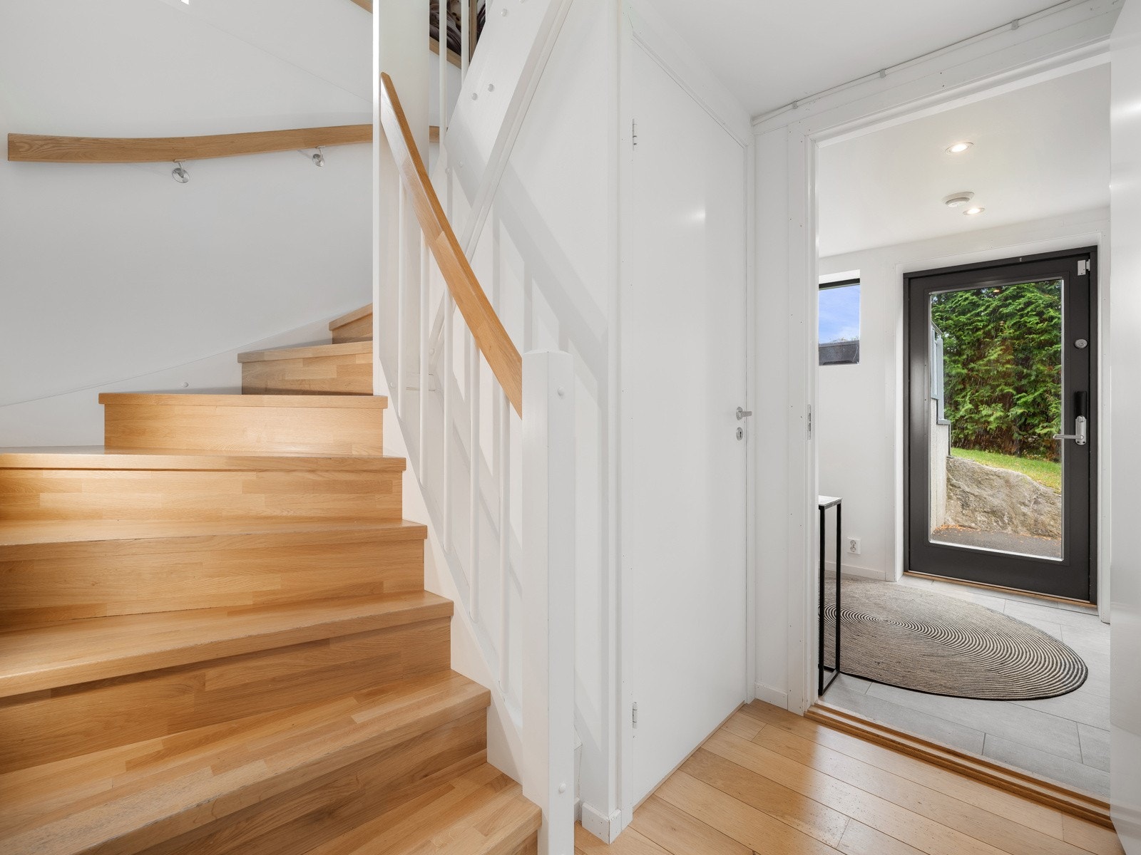 Separat del i underetasjen med egen inngang som består av kjøkken/stue og bad. Leies i dag ut for 11.000 kroner i mnd. Galleribilde