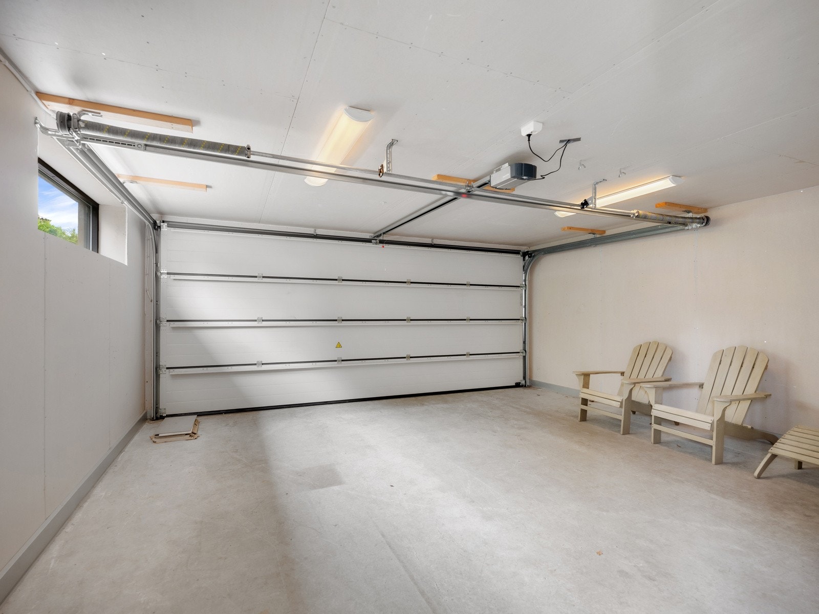 Dobbelgarasje med elbillader og direkte adkomst til boligen. Galleribilde