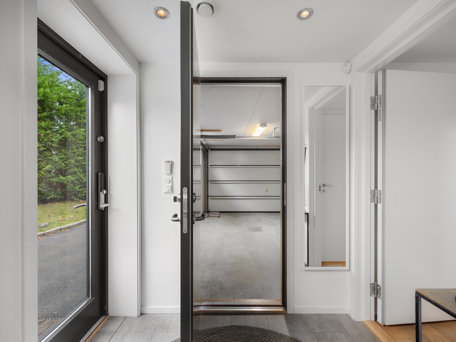 I underetasjen ligger også garasjen med direkte inngang fra entreen. I tillegg finnes et praktisk kott med lagringsplass. Galleribilde