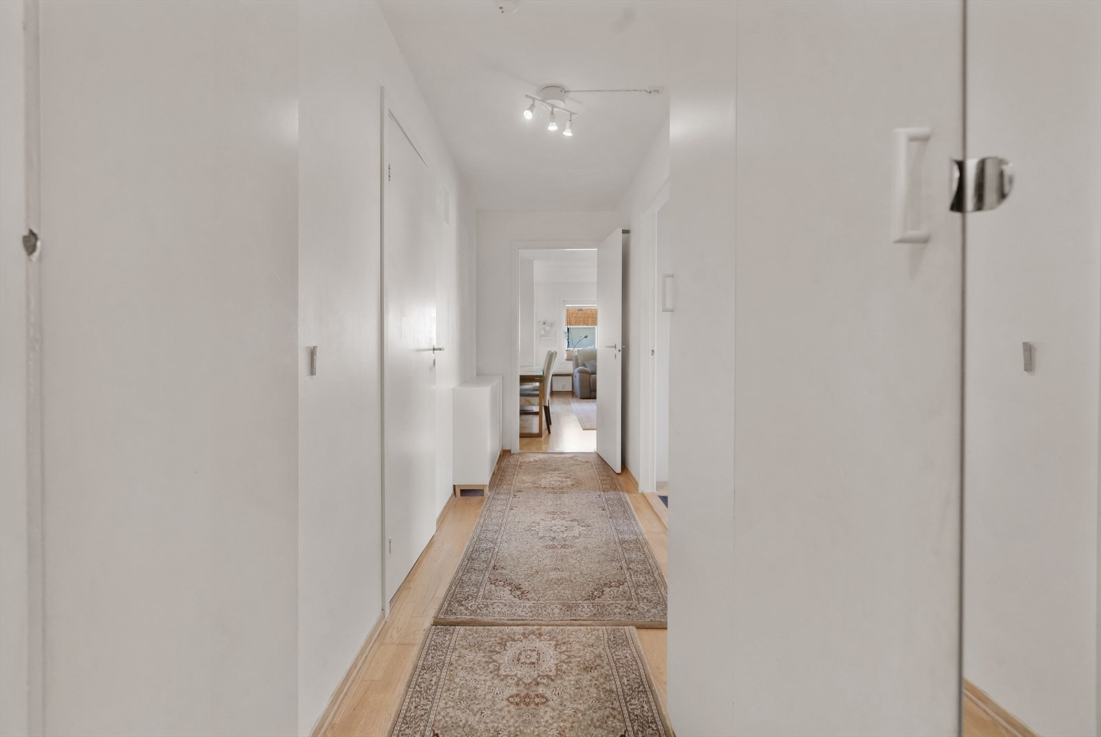 Praktisk gang med gode oppbevaringsmuligheter. Galleribilde