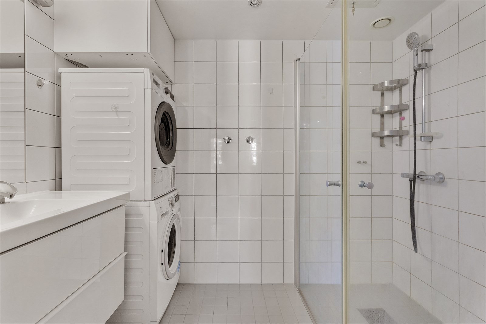 Flislagt bad med god innredning og ryddige overflater. Galleribilde