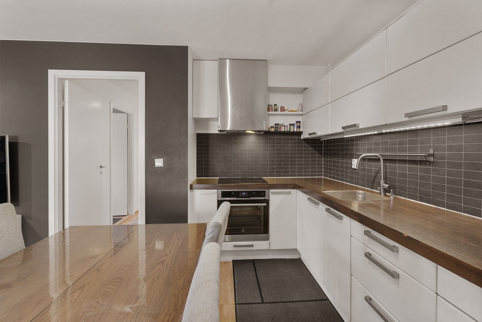 Det er integrert oppvaskmaskin, induksjonstopp og
stekeovn på kjøkken. Galleribilde