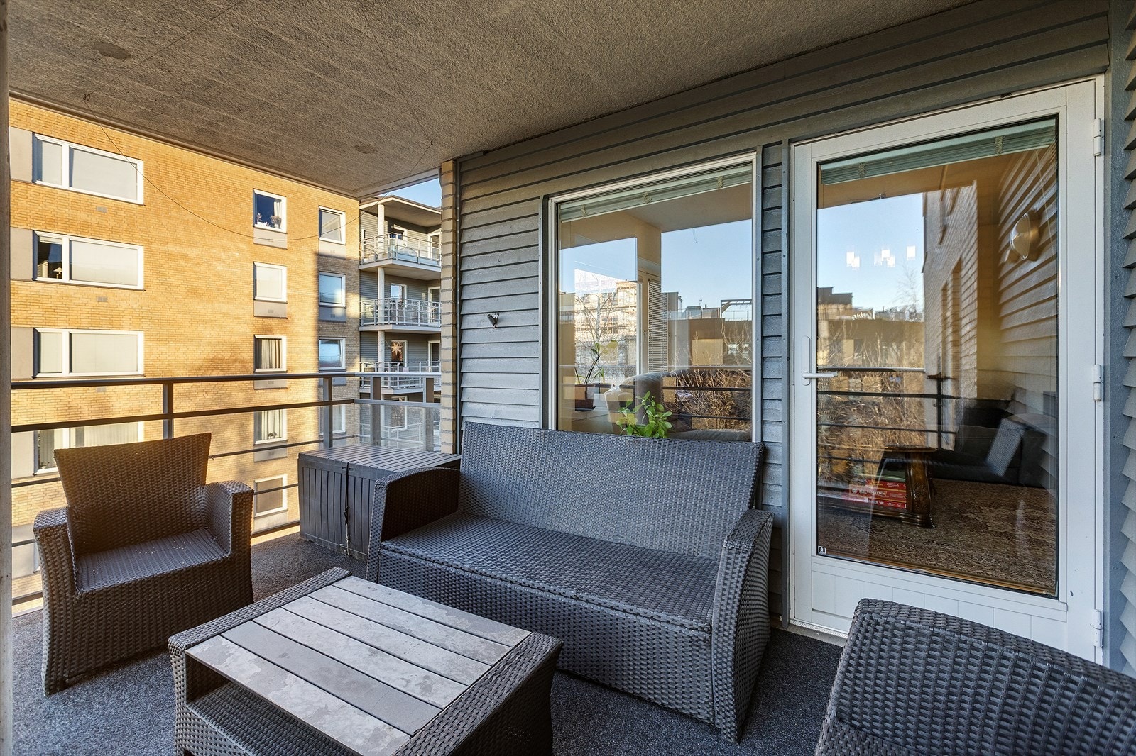 Lunt loungehjørne på den overbygde balkongen - en ekstra "ute-stue". Galleribilde