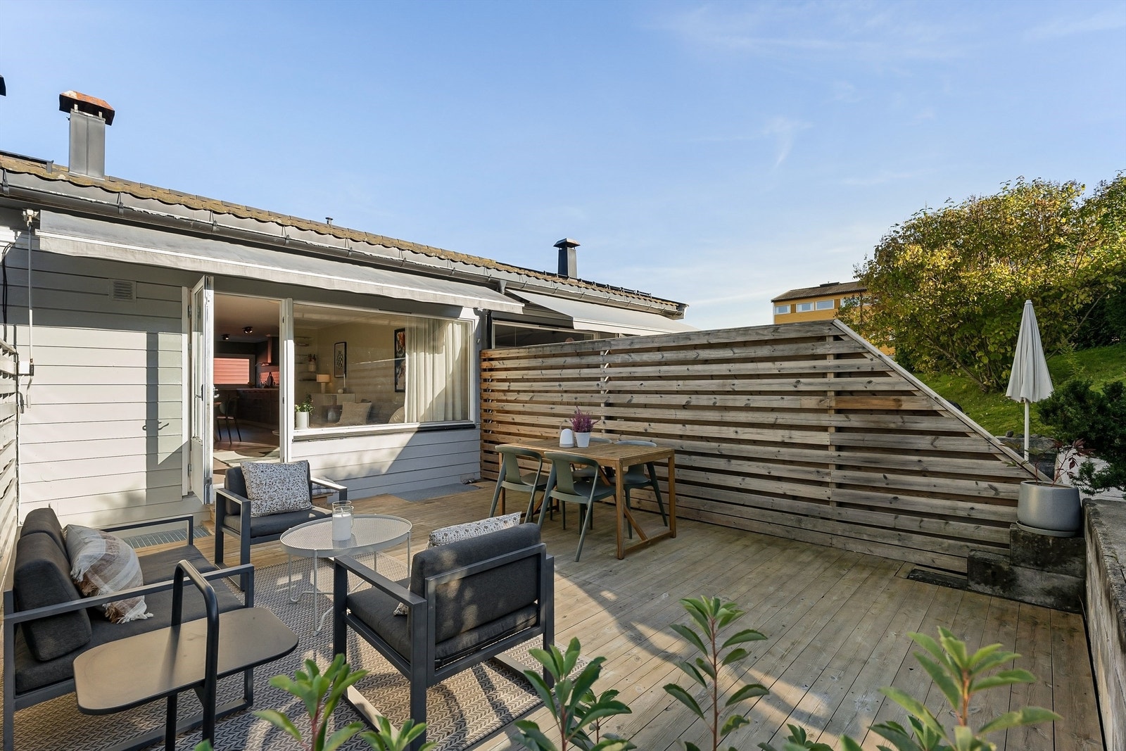 Tidligere sommerbilde av terrassen Galleribilde