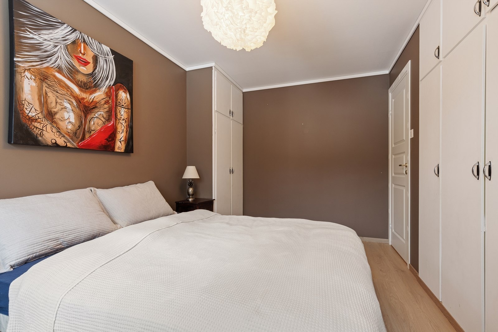 Rommene har god plass til dobbeltseng, nattbord og annet ønskelig møblement. Galleribilde