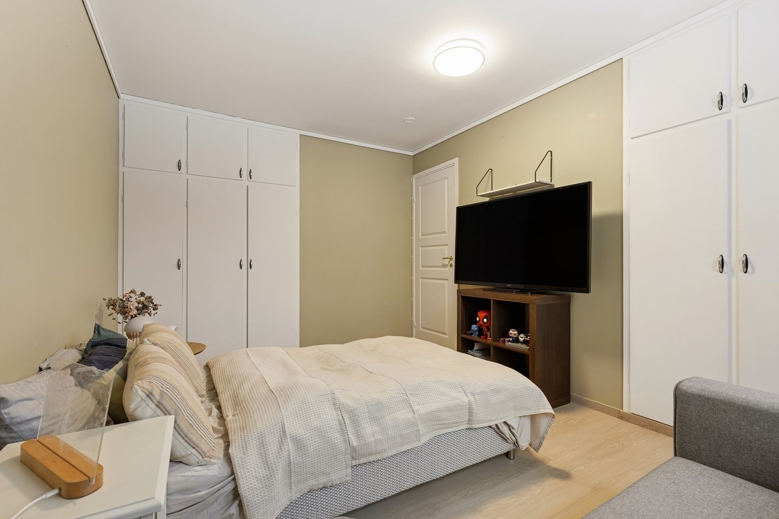 Soverommene er utstyrt med hver sin praktiske garderobeløsning. Galleribilde