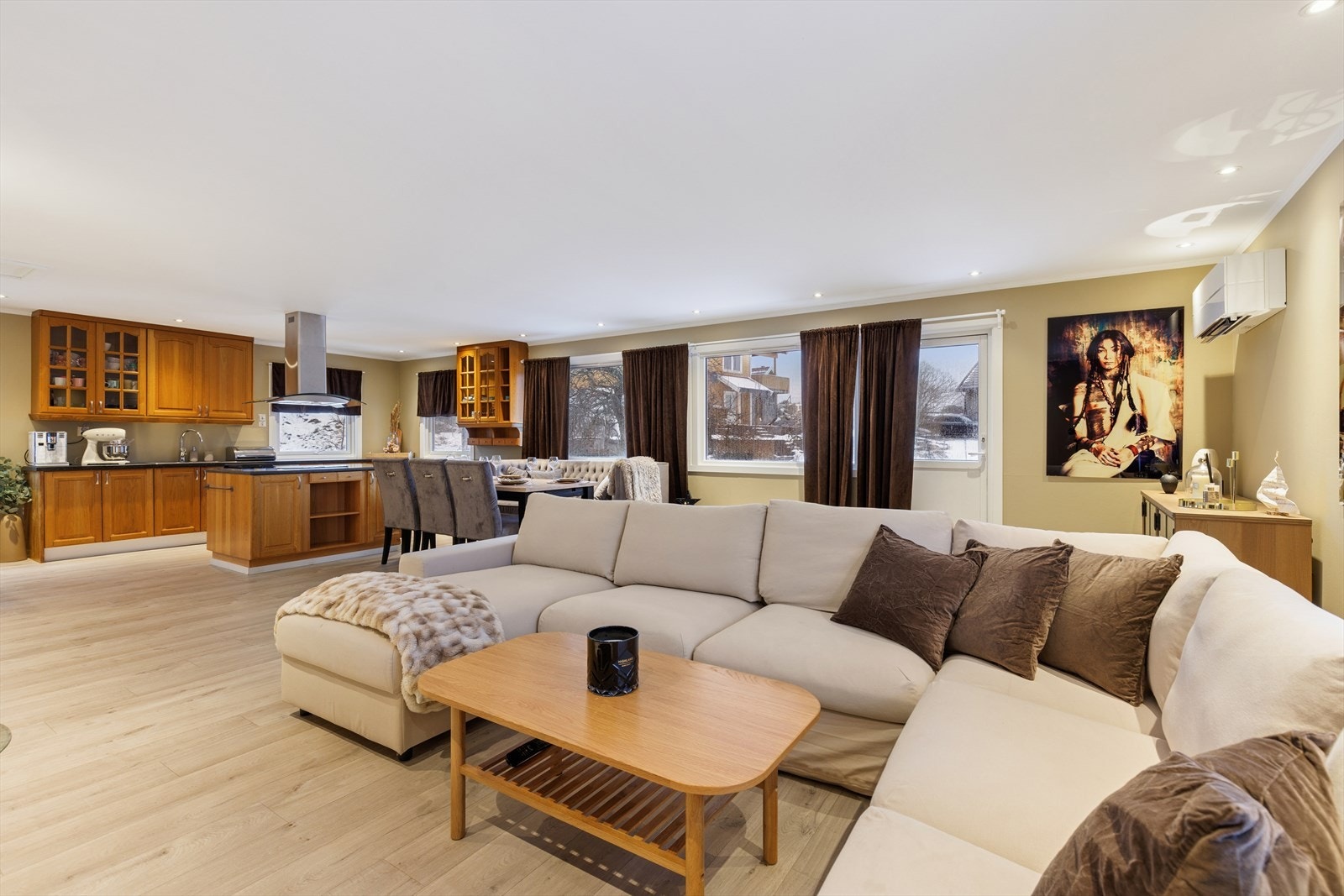 Oppholdsrommets utforming gir gode muligheter for naturlig soneinndeling. Galleribilde