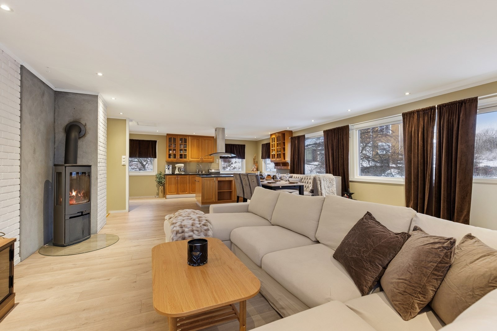 Dette er en svært familievennlig enebolig beliggende i et rolig og veletablert boligområde på Langenes i Søgne. Galleribilde