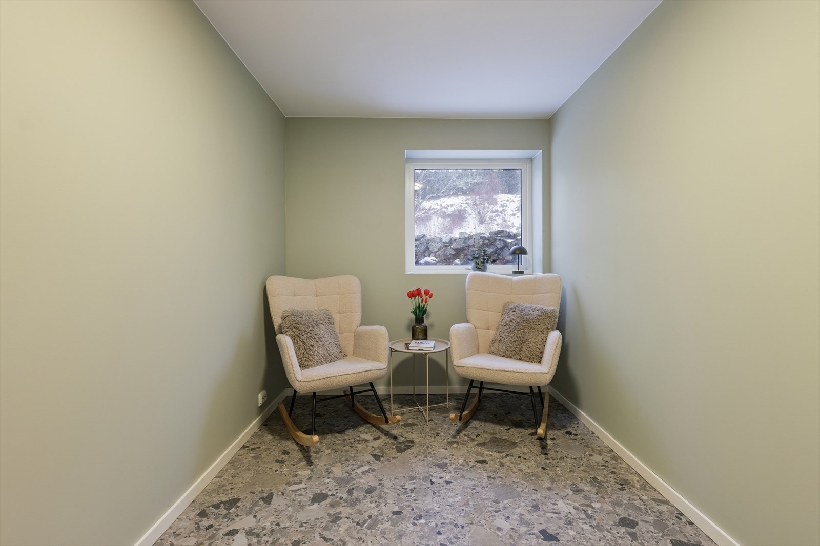 Ekstra stue i kjeller, malt i behagelig fargetone. Galleribilde