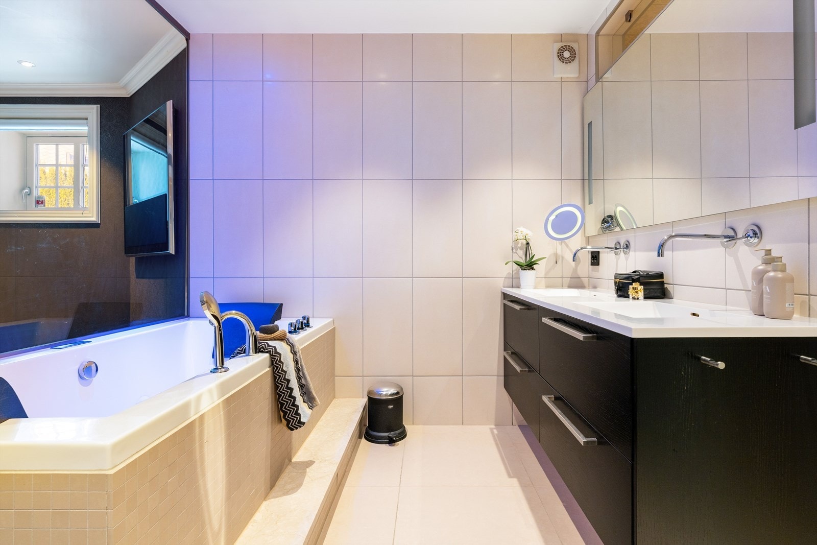 Baderommet er velutstyrt med dobbeltservant, badekar, dusjrom og separat toalett - luksus og funksjonalitet i perfekt harmoni. Galleribilde