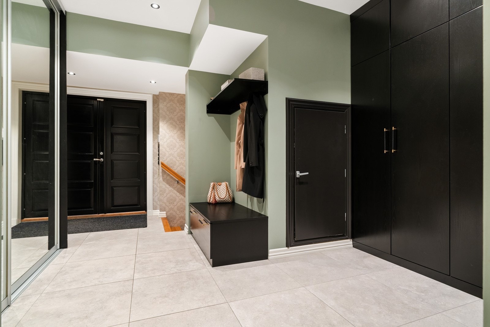 Romslig og lys entré som gir et innbydende førsteinntrykk og binder boligen sammen på en naturlig måte. Galleribilde