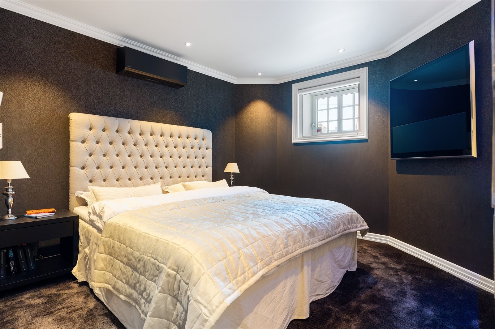 Hovedsoverom på 11,5 kvm med behagelig aircondition, eget walk- in closet og en-suite bad. Galleribilde