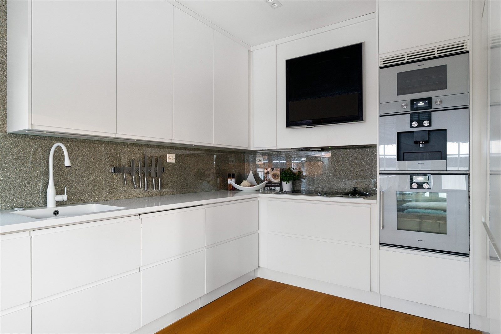 Kjøkkenet er velutstyrt med integrert stekeovn, platetopp, oppvaskmaskin og kjøleskap. Galleribilde