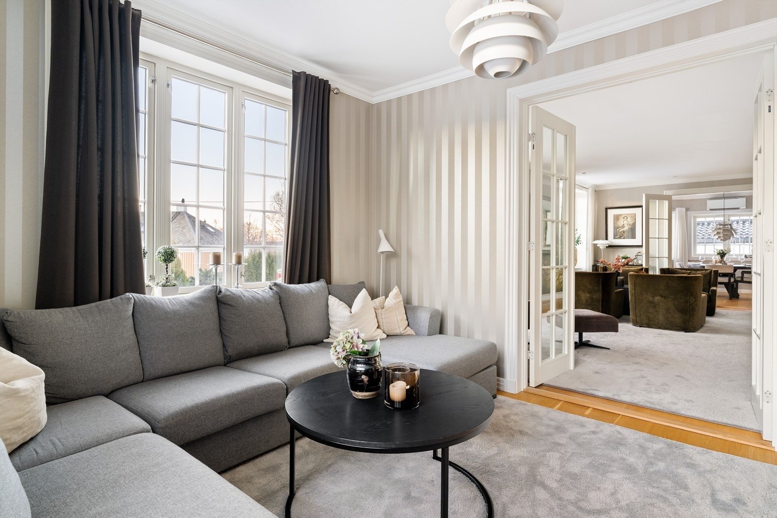 Stuen åpner opp mot boligens imponerende hovedstue på 35 kvm, som gir en lys, romslig og innbydende atmosfære. Galleribilde