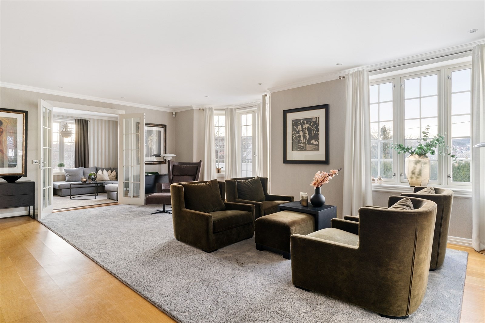 Vindusflater av god størrelse gir rommet rikelig med naturlig lys og en behagelig romfølelse. Galleribilde