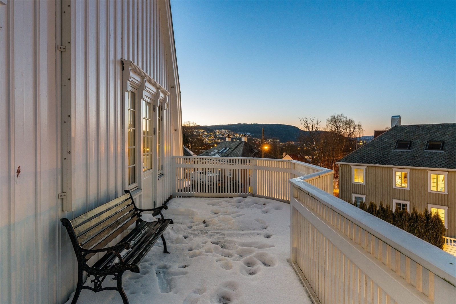 Terrasse på 18 kvm med flott utsikt og god plass til utemøbler. Galleribilde
