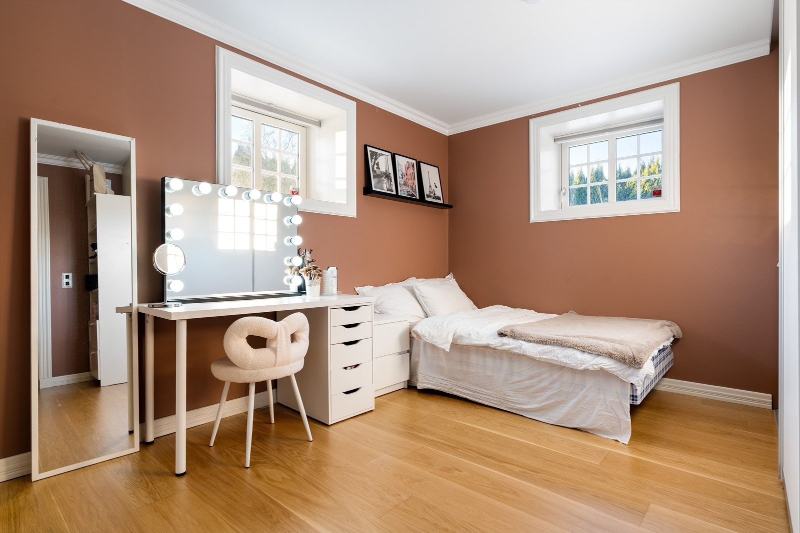 Behagelig soverom på 13 kvm med rikelig plass til alle nødvendigheter. Galleribilde