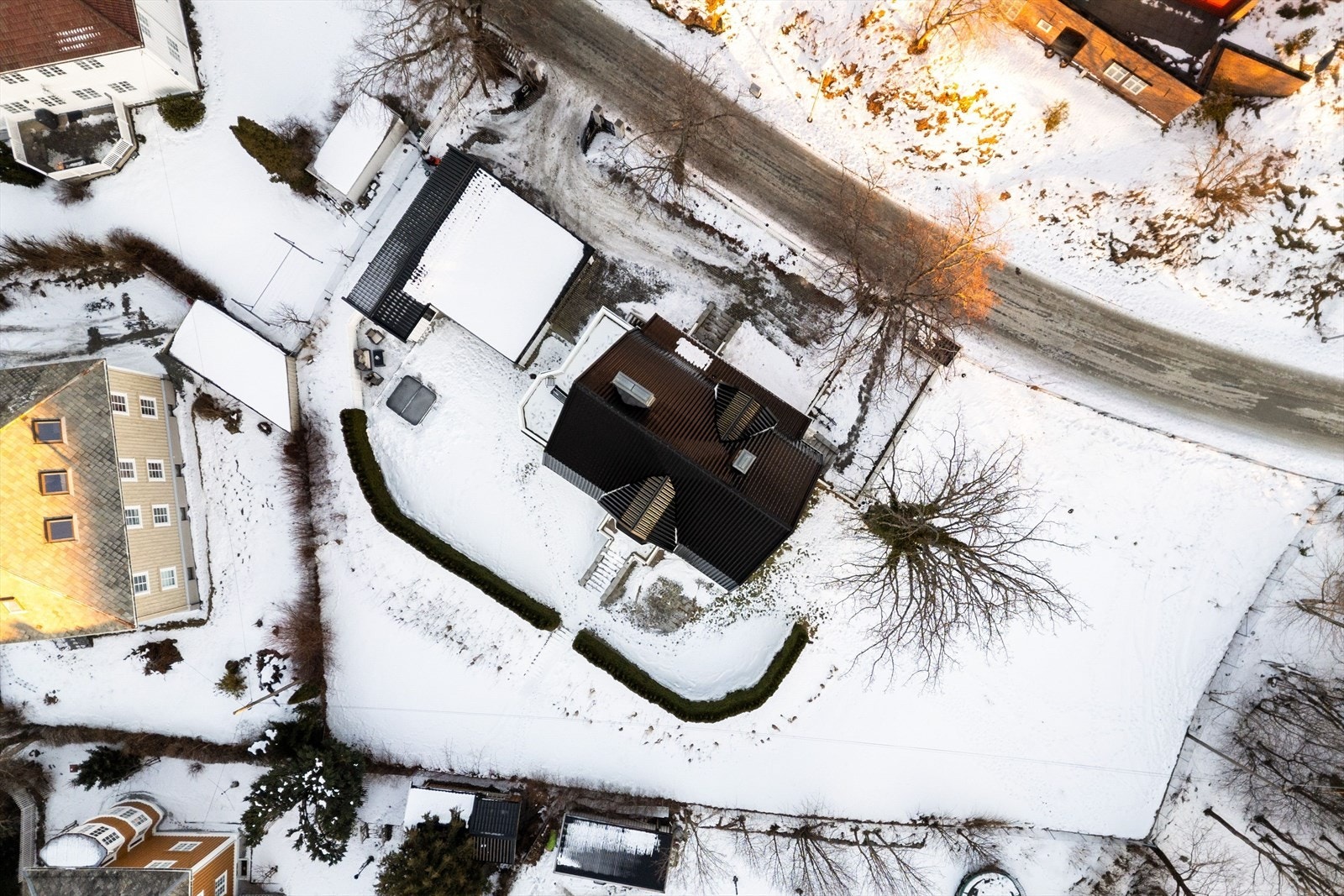 Tilbaketrukket beliggenhet på attraktive Singsaker, med romslig tomt på ca. 2 mål og solrike, skjermede uteområder som gir en sjelden kombinasjon av privatliv og sentral beliggenhet. Galleribilde