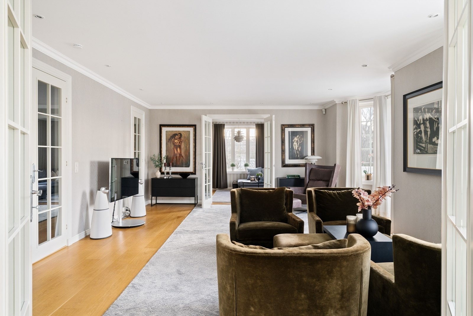 Stuen har fleksible møbleringsmuligheter og god takhøyde. Galleribilde