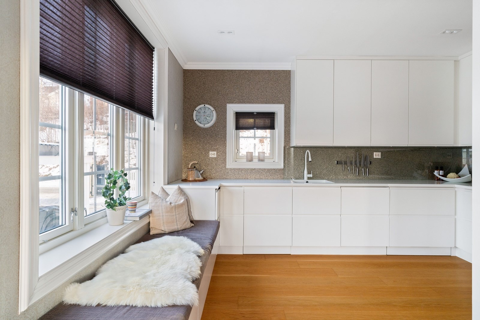 Gjennomtenkt kjøkken i stilrent design med rikelig skap- og benkeplass. Galleribilde