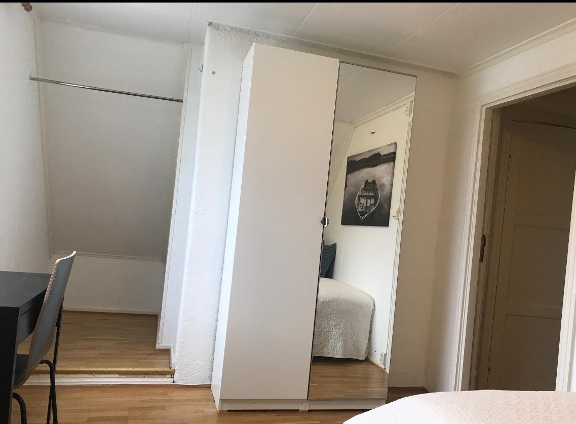 Lyst soverom på 10,5 kvm med god plass til seng, garderobe og ønsket møblering. (Privat bilde) Galleribilde