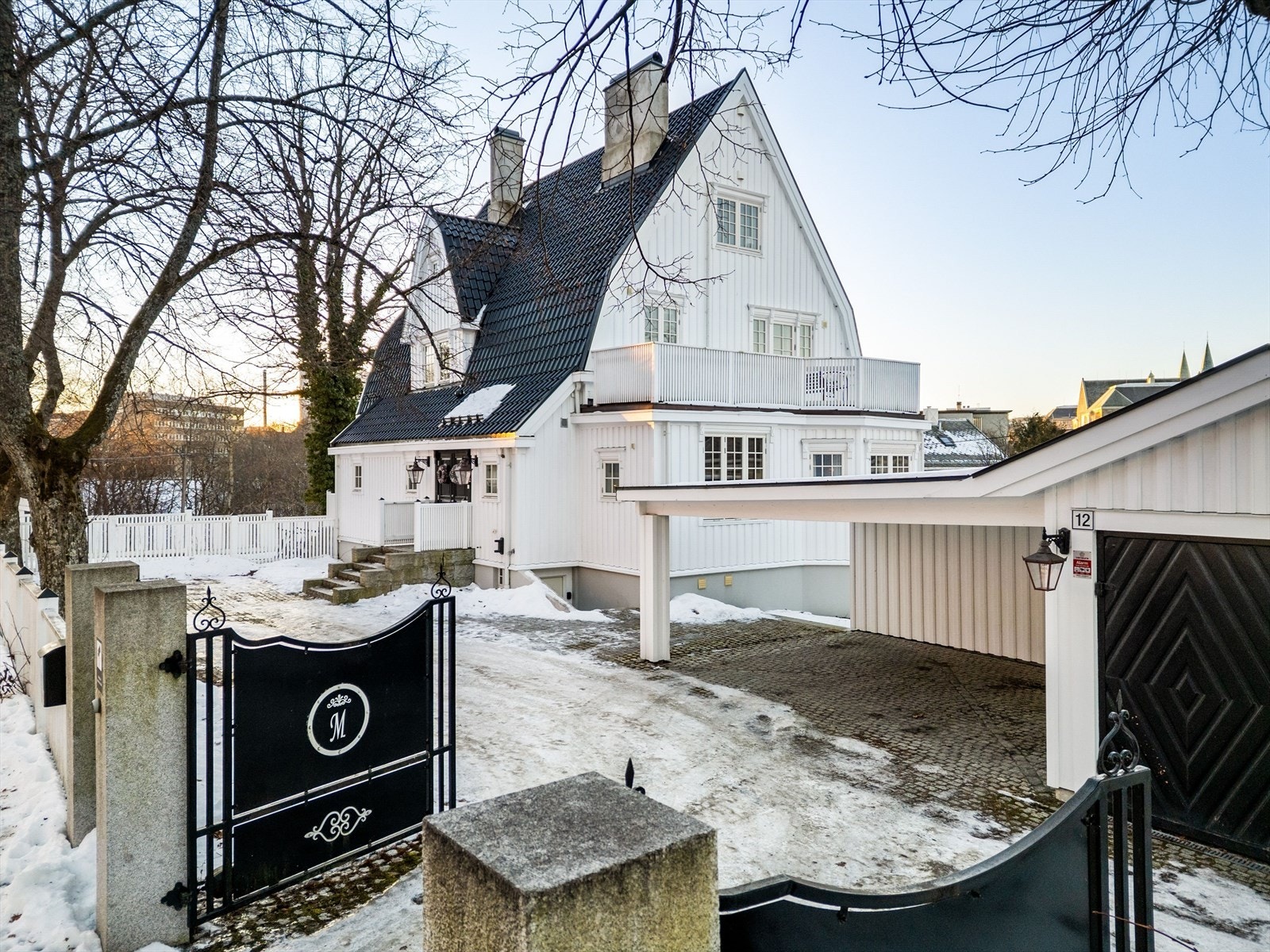 Representativ inngangsport som understreker eiendommens eksklusivitet og private preg. Galleribilde