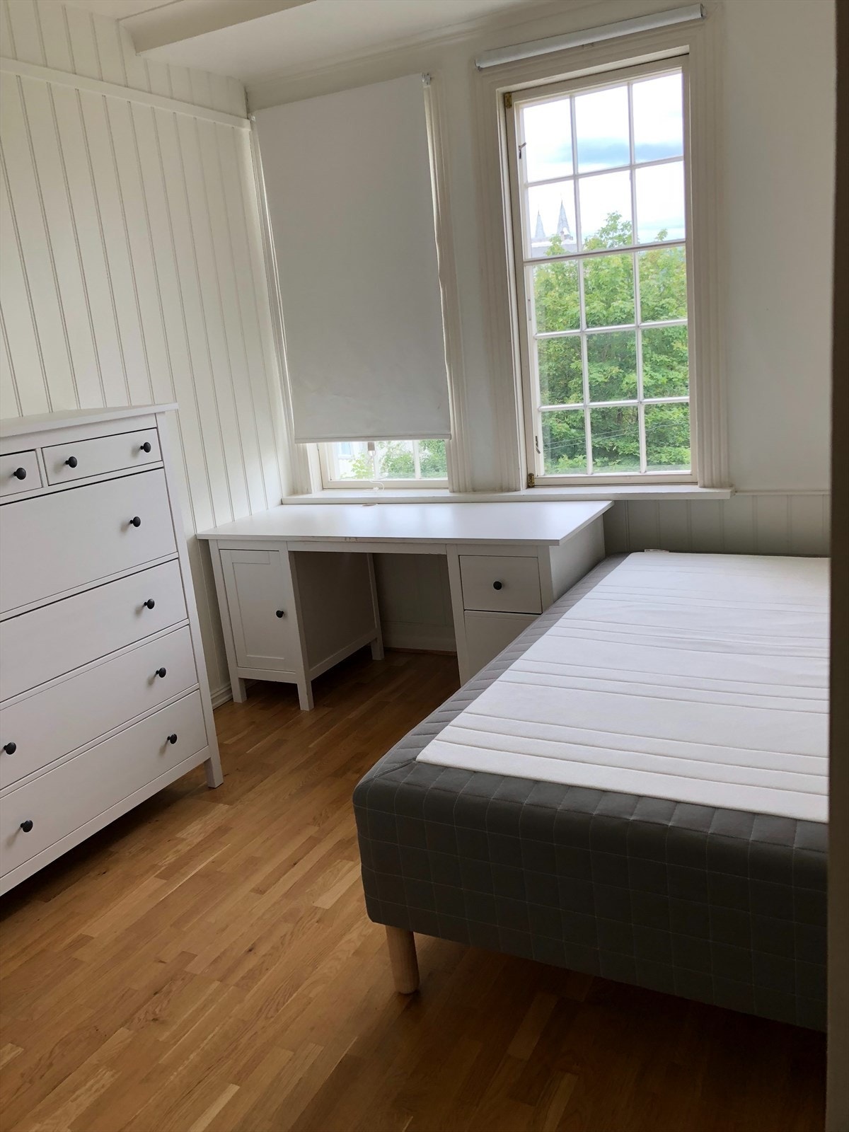 Ett av fire gode soverom i etasjen, med fleksibel plass til både seng og garderobeløsning. (Privat bilde) Galleribilde