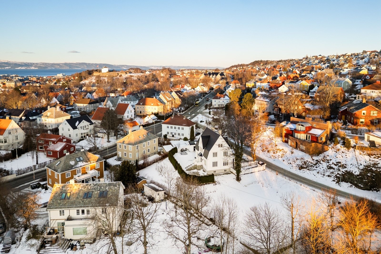 Denne villaeiendommen er en sjelden mulighet hvor komfort, stil og beliggenhet går hånd i hånd. Galleribilde