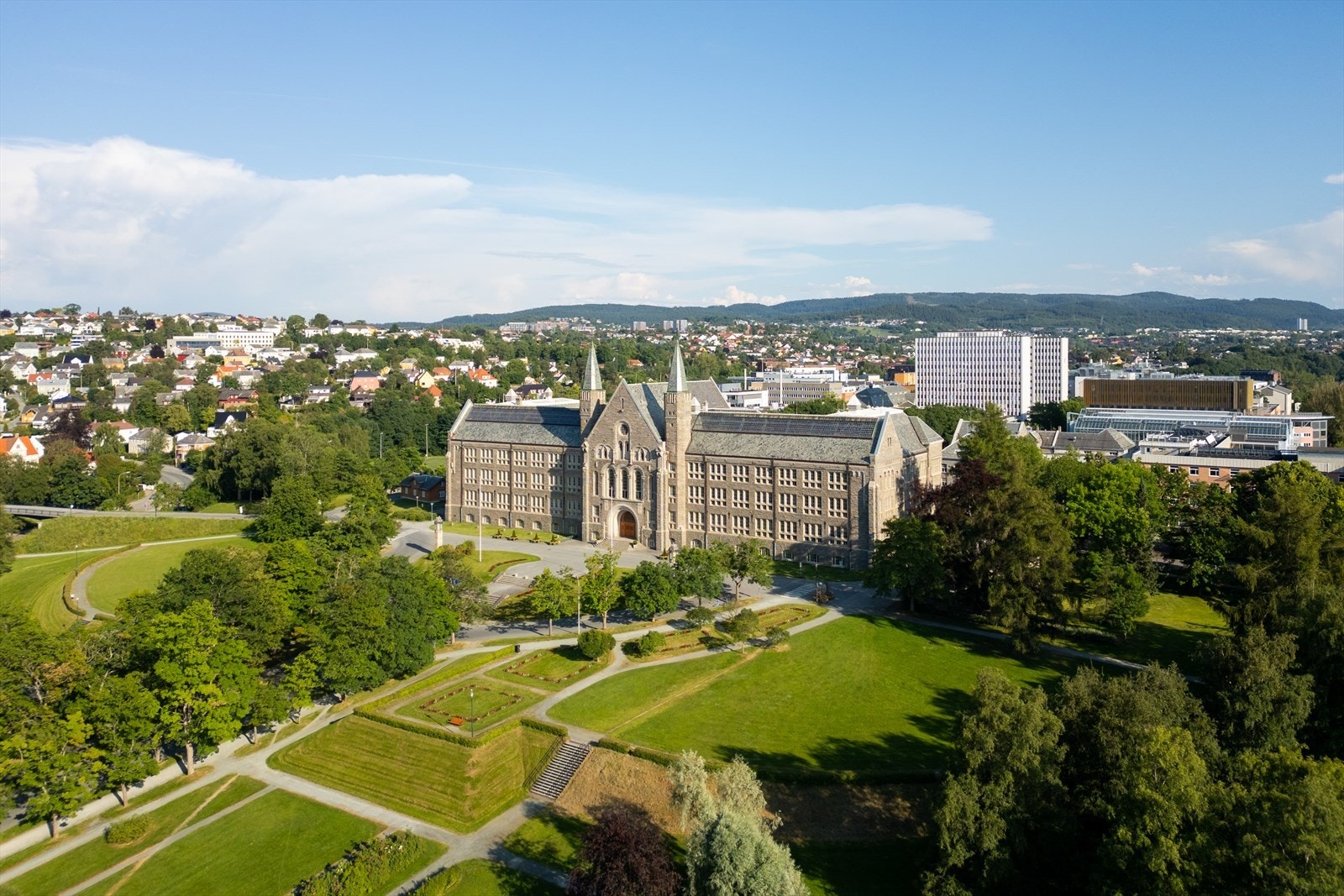 Like bortenfor boligområdet ligger NTNU sitt campus Gløshaugen med en rekke studieretninger. Galleribilde