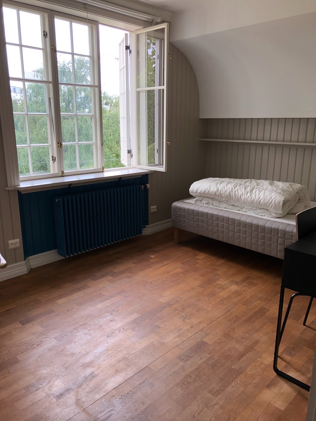 Romslig soverom på 12 kvm med god plass til dobbeltseng og garderobe. (Privat bilde) Galleribilde