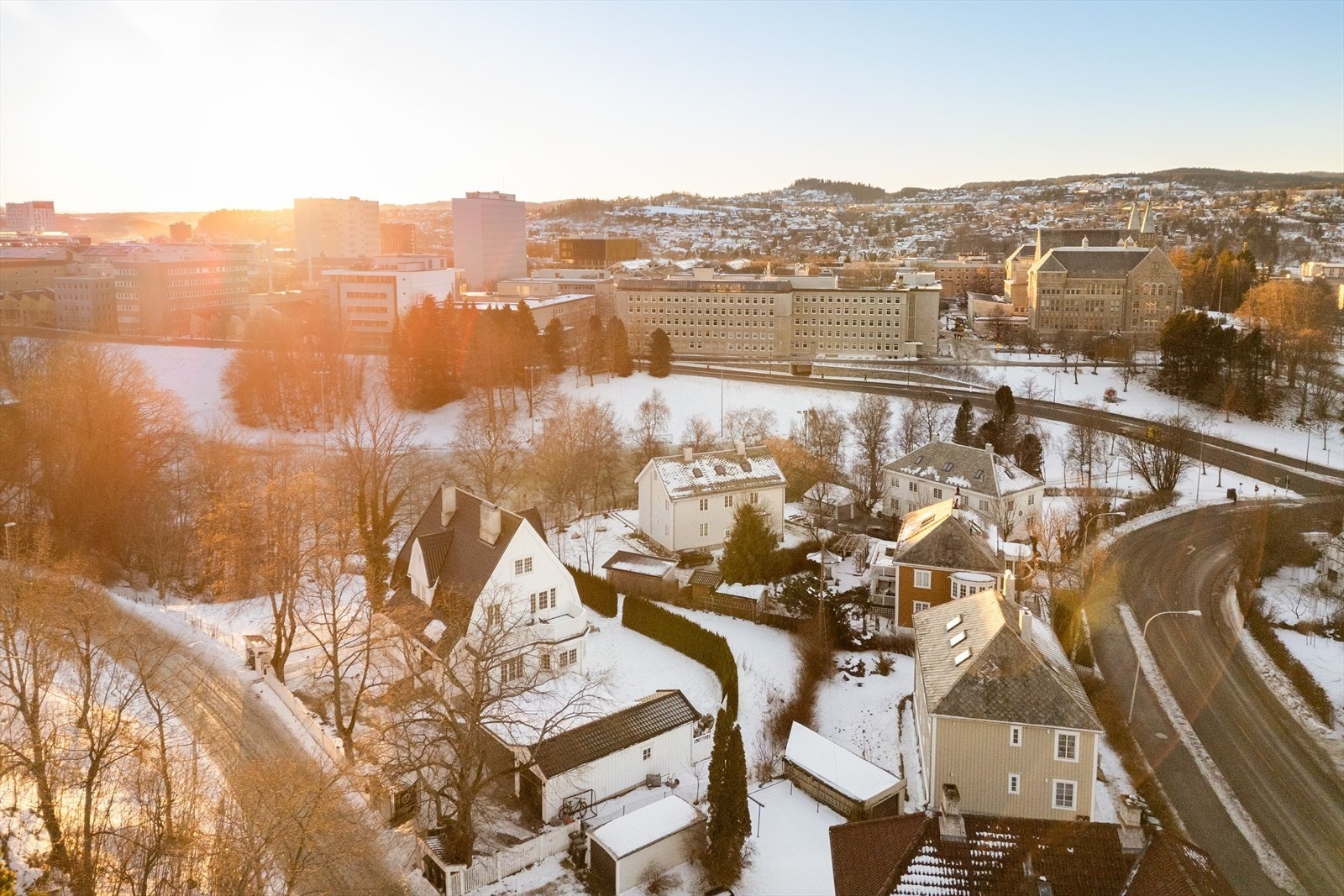 Området har beholdt sin opprinnelige sjarm med frodige gater, velholdte hager og ærverdige boliger fra tiden rundt begynnelsen av 1900-tallet. Galleribilde