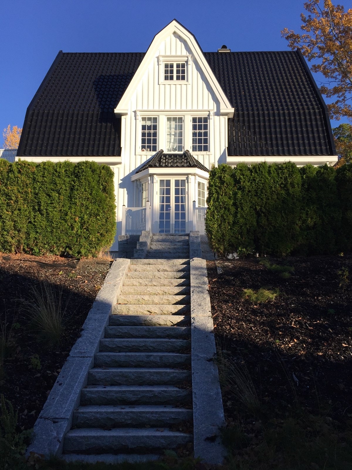 En vakker og symmetrisk adkomst, innrammet av frodig beplantning. (Privat bilde) Galleribilde