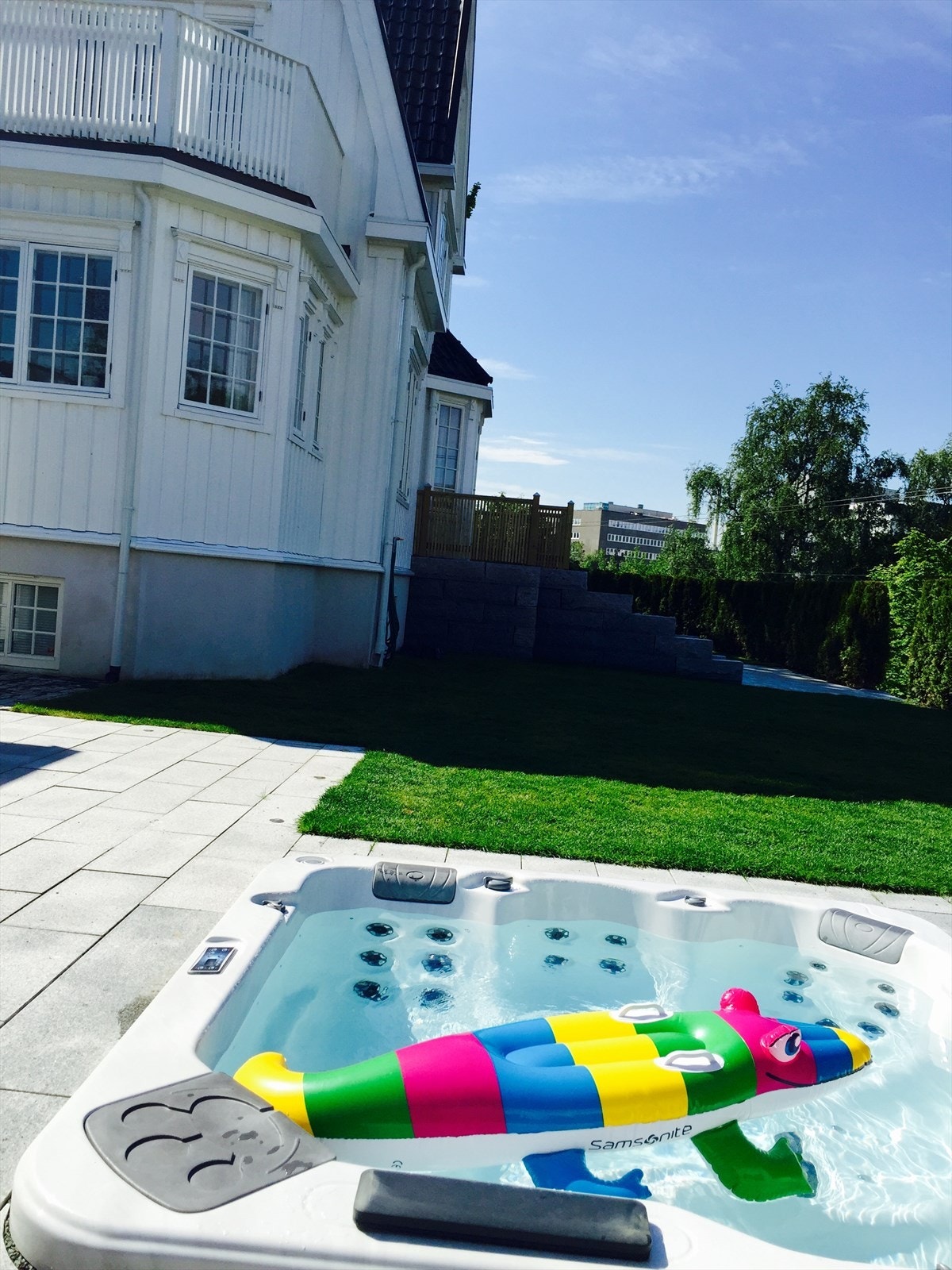 Her kan du nyte solrike sommerdager og lange, lune kvelder i en innbydende jacuzzi. (Privat bilde) Galleribilde