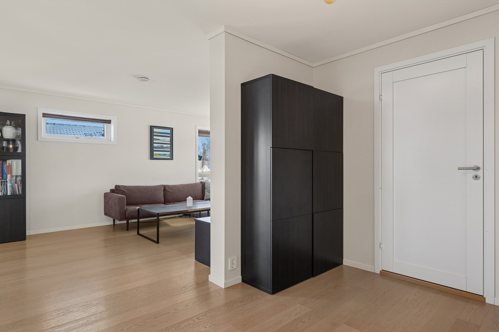 Gangen utenfor stuen gir direkte adkomst til et praktisk baderom, en smart og brukervennlig løsning. Galleribilde