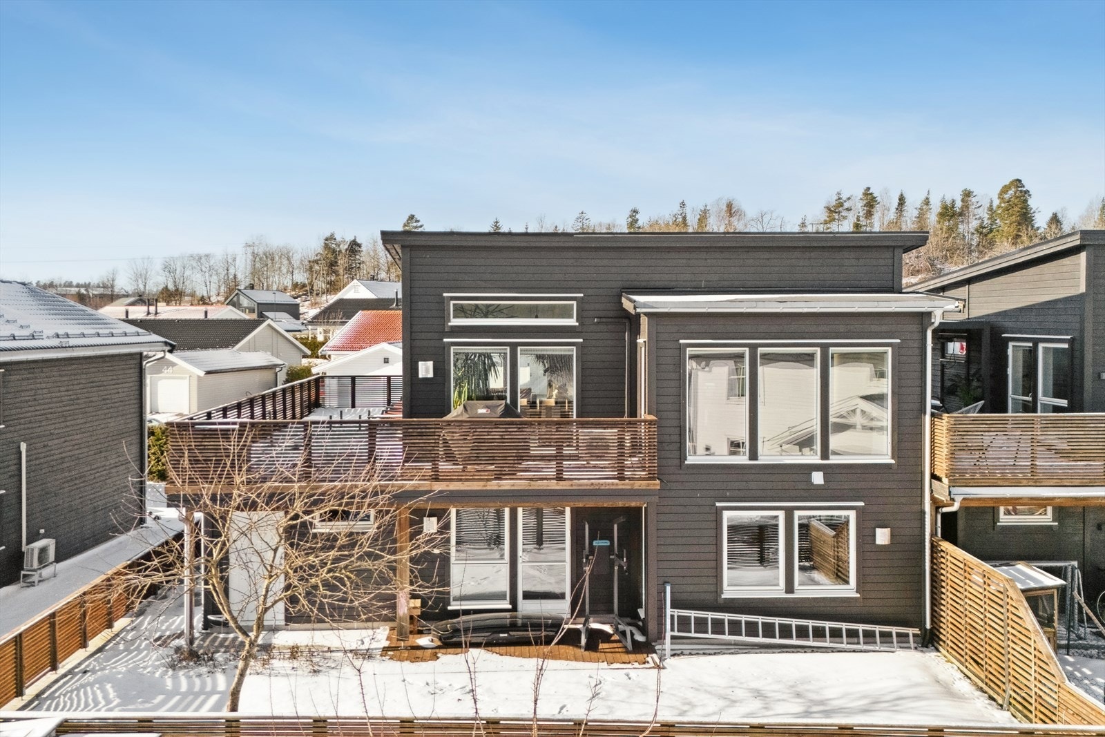 Her får du en tiltalende og velstelt tomt med belegningsstein, gjerde, frodig plen, trær og gjennomtenkt beplantning. Galleribilde