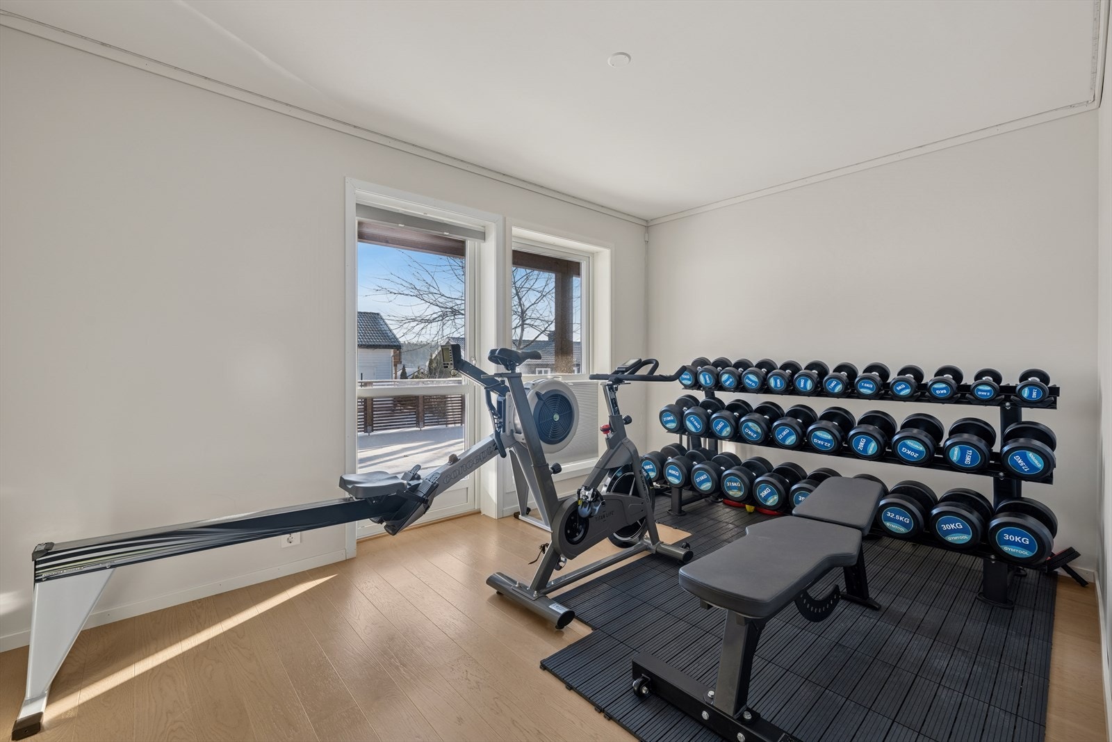 Boligens fjerde soverom brukes i dag som treningsrom, men kan enkelt tilpasses andre behov. Galleribilde