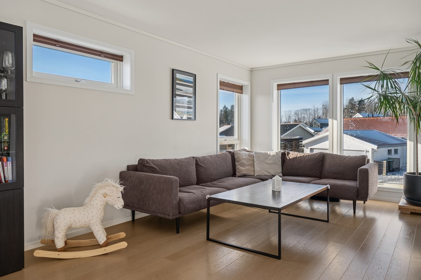 Store, moderne vindusflater slipper inn masse naturlig lys og gir stuen et lyst og åpent preg. Galleribilde