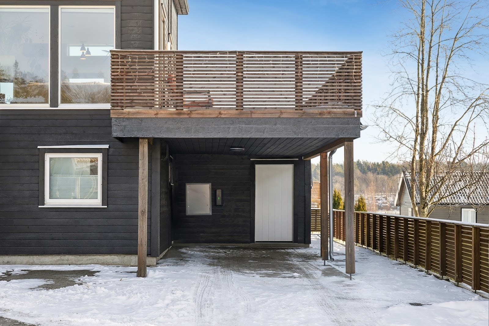 En del av balkongen strekker seg over carporten, noe som skaper et romslig og praktisk uteområde. Galleribilde