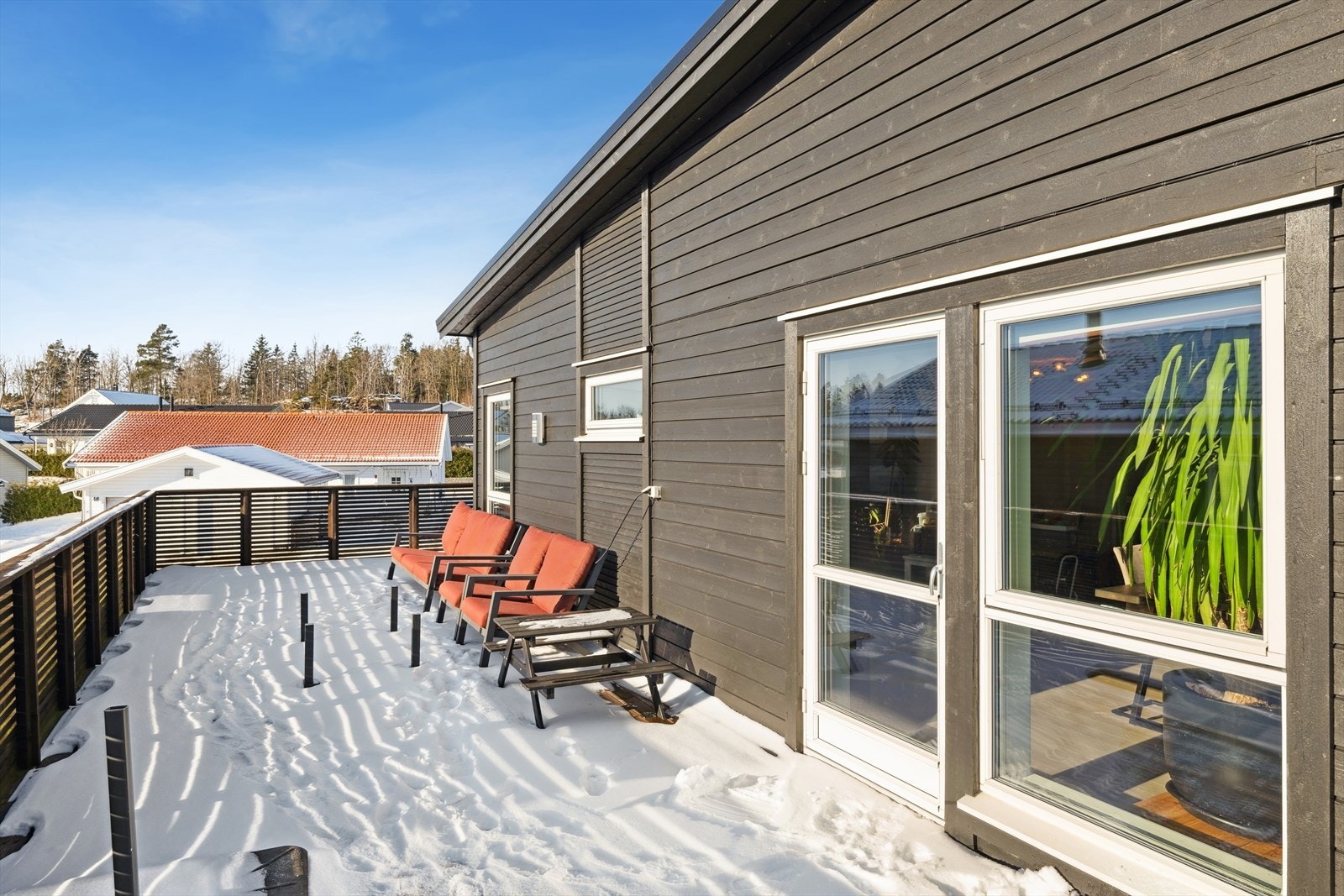 Balkongen byr på rikelig plass til hagemøbler og skaper en herlig ramme for solrike dager og hyggelige stunder med familie og venner. Galleribilde