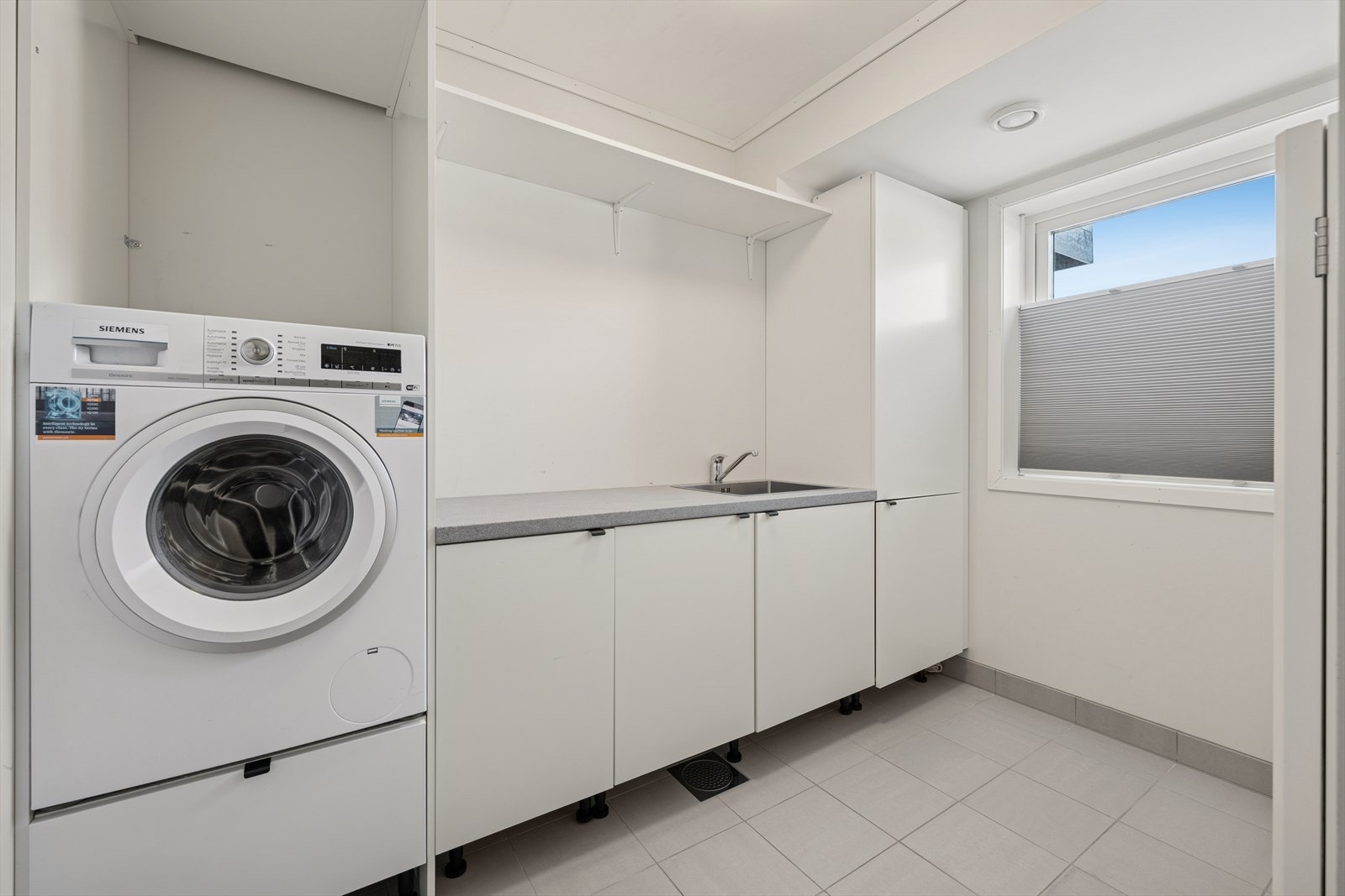 Vaskerommet har malte platevegger og sokkelflis mot gulvet. Gulvet er flislagt, og rommet har vannbåren gulvvarme. Galleribilde