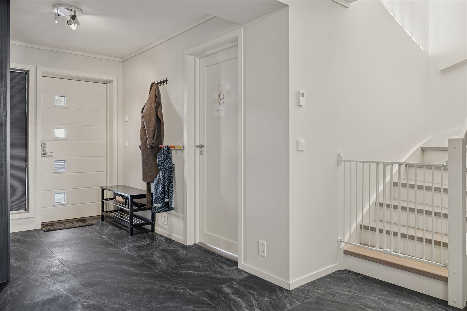 Entreen som ønsker deg velkommen inn har plass til å henge fra seg yttertøy og plassere fottøy. Galleribilde