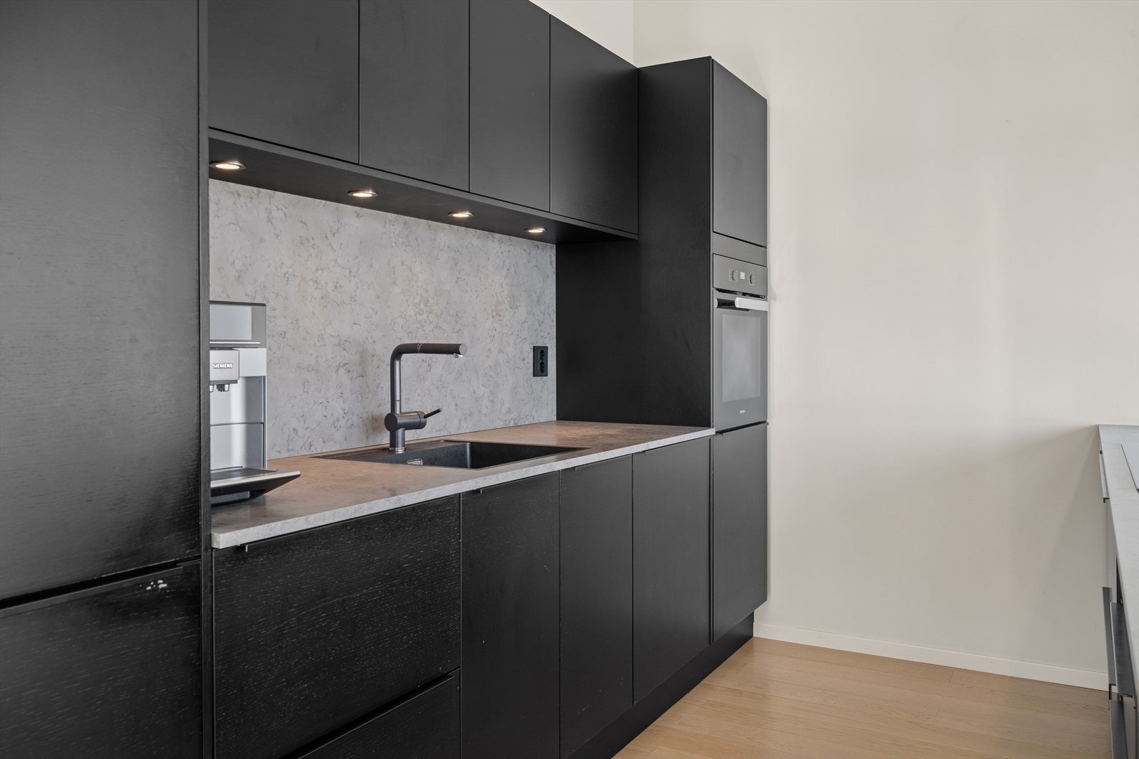 Det er montert stilfulle downlights under overskapene, som gir et godt og funksjonelt arbeidslys. Galleribilde