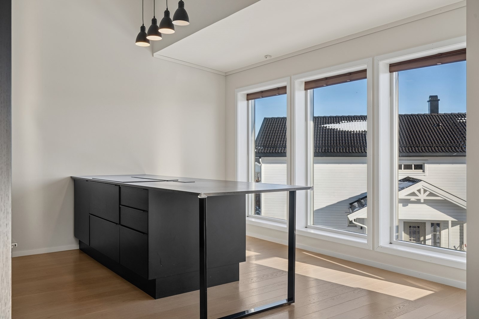 Store vindusflater slipper inn rikelig med naturlig lys og gjør kjøkkenet lyst, luftig og svært innbydende. Galleribilde