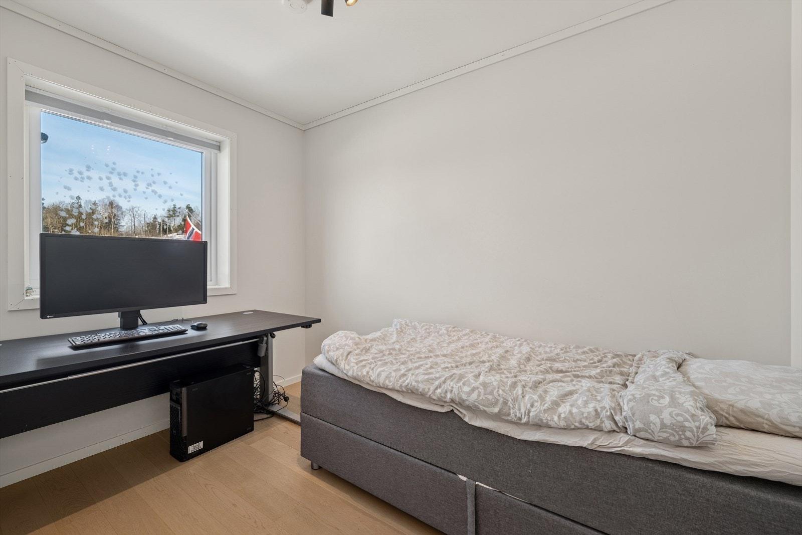 Det tredje soverommet er innredet med seng og skrivebord, og fungerer godt som kombinert soverom og arbeidsplass. Galleribilde