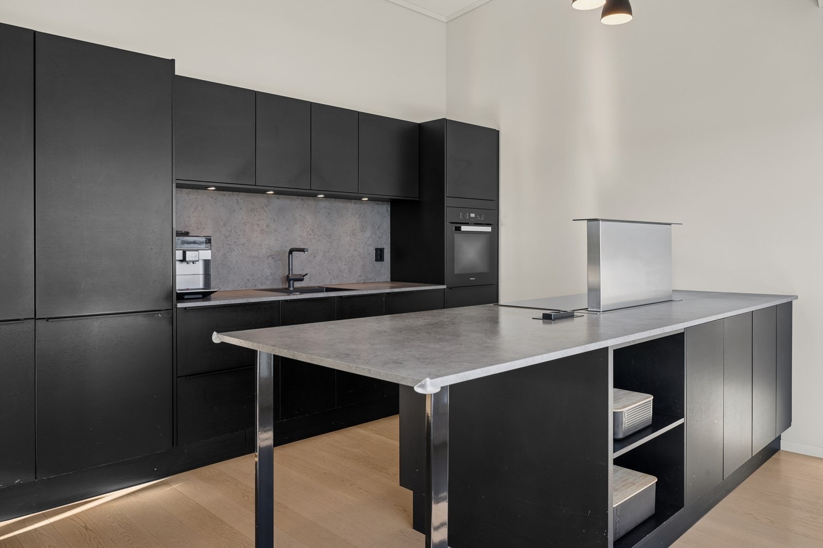 Praktisk kjøkkenøy som gir ekstra arbeidsflate og en hyggelig plass for frokost eller en rask matbit. Galleribilde