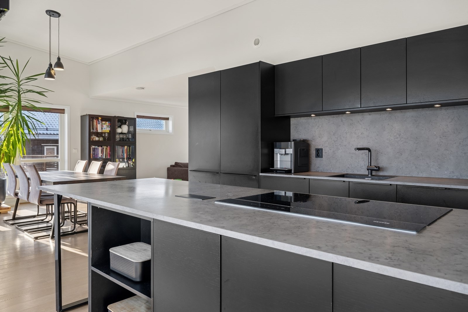 Kjøkkenet har en moderne innredning med glatte fronter og laminat benkeplate. Galleribilde