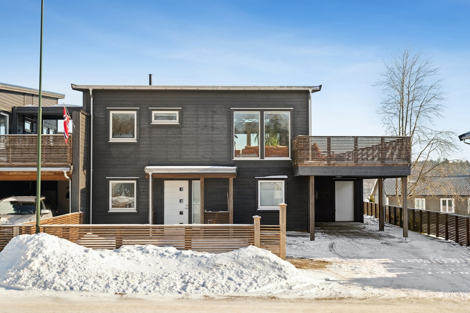 Boligen har en sentral plassering midt i mellom Tønsberg, Åsgårdstrand og Horten, og ligger også med kort kjørevei til Bakkenteigen. Galleribilde