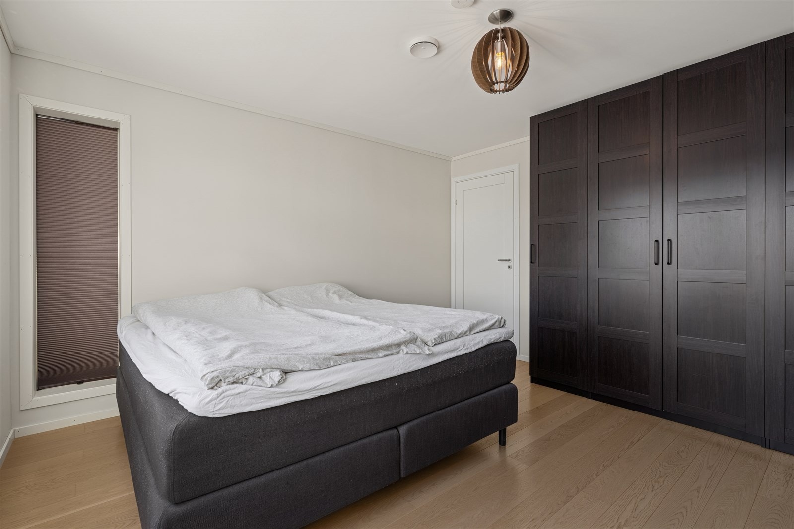 Hovedsoverommet har en fin plassering med direkte adkomst fra entreen, og fremstår som både praktisk og innbydende. Galleribilde