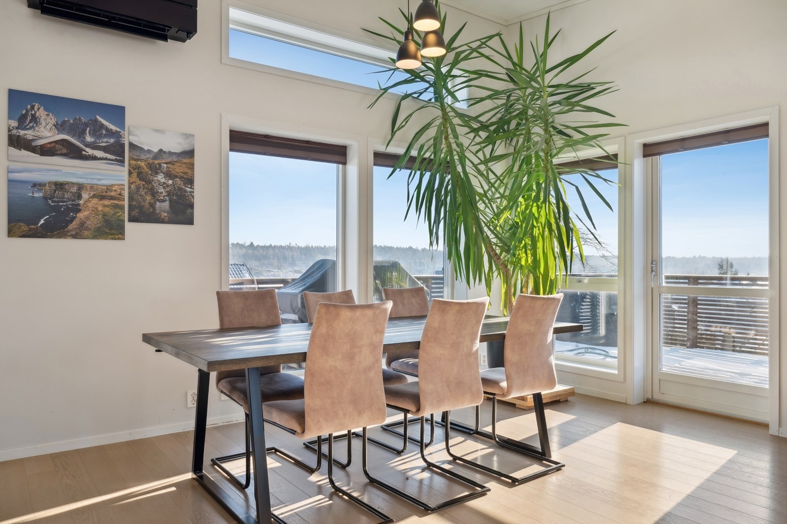 Den praktiske utgangen fra spisestuen til balkongen gjør det enkelt å ta måltidene ut på fine dager. Galleribilde